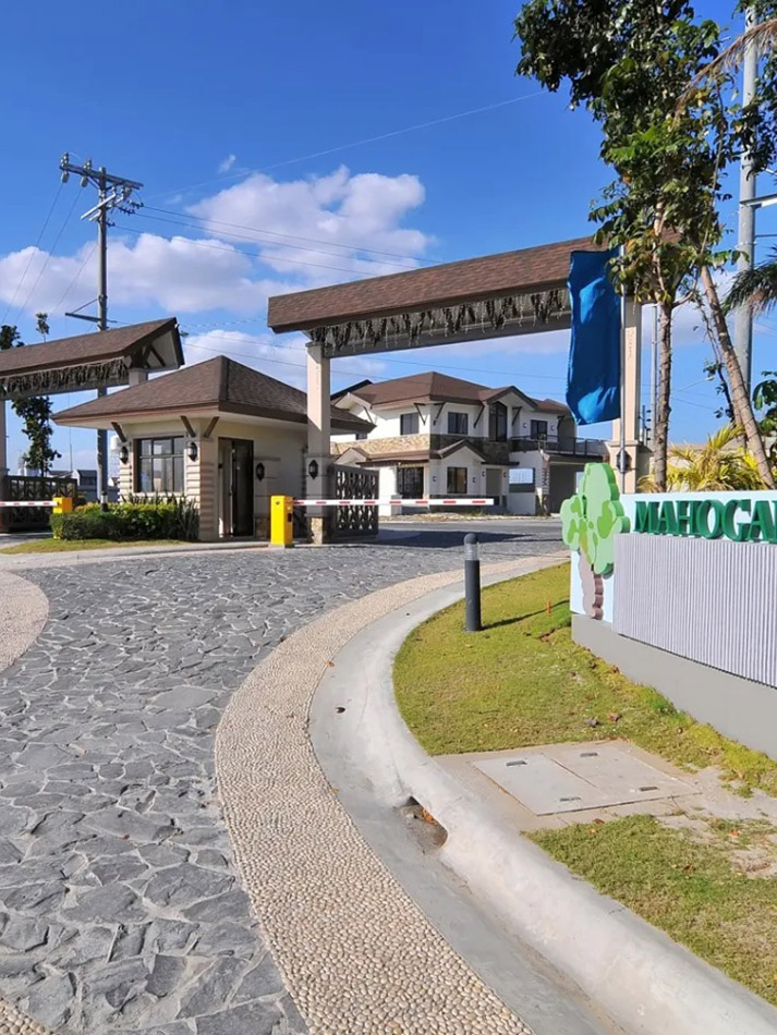 M Residences at Mahogany Place 3 01